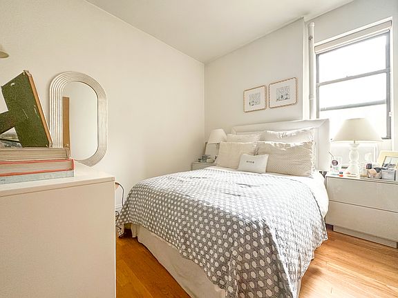 4th image of 261 W 21st St APT 31