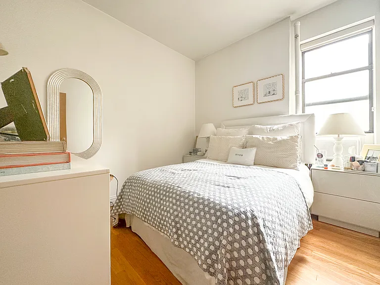 261 W 21st St #31 — Photo 4