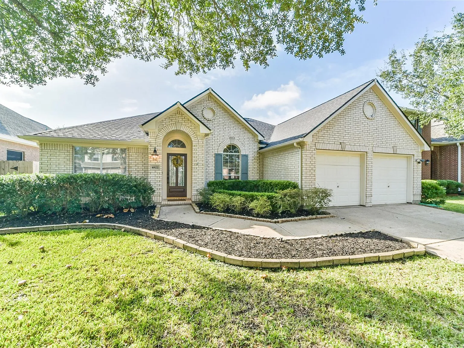 3 bed, 2.0 bath, 1977 sqft, $2,700 — Photo 2