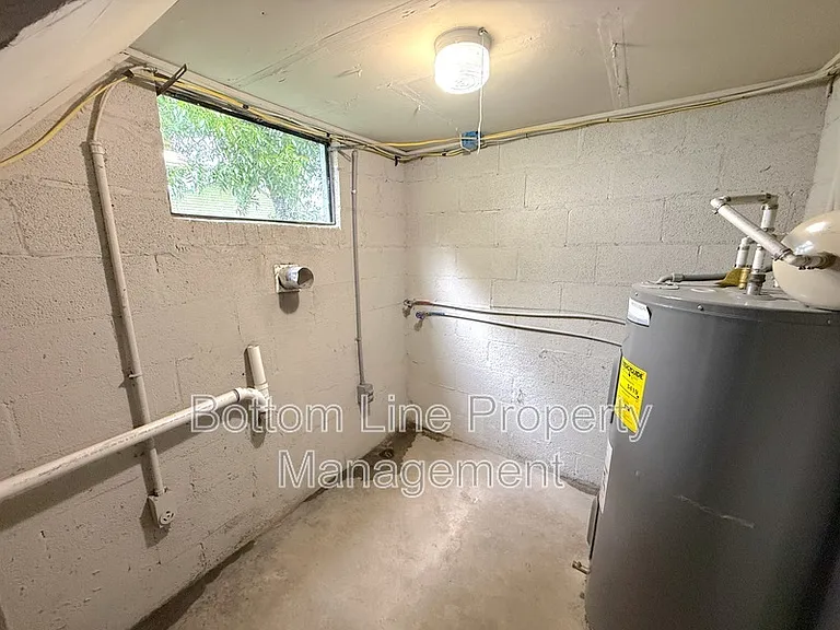 1429 W Horah St — Photo 13
