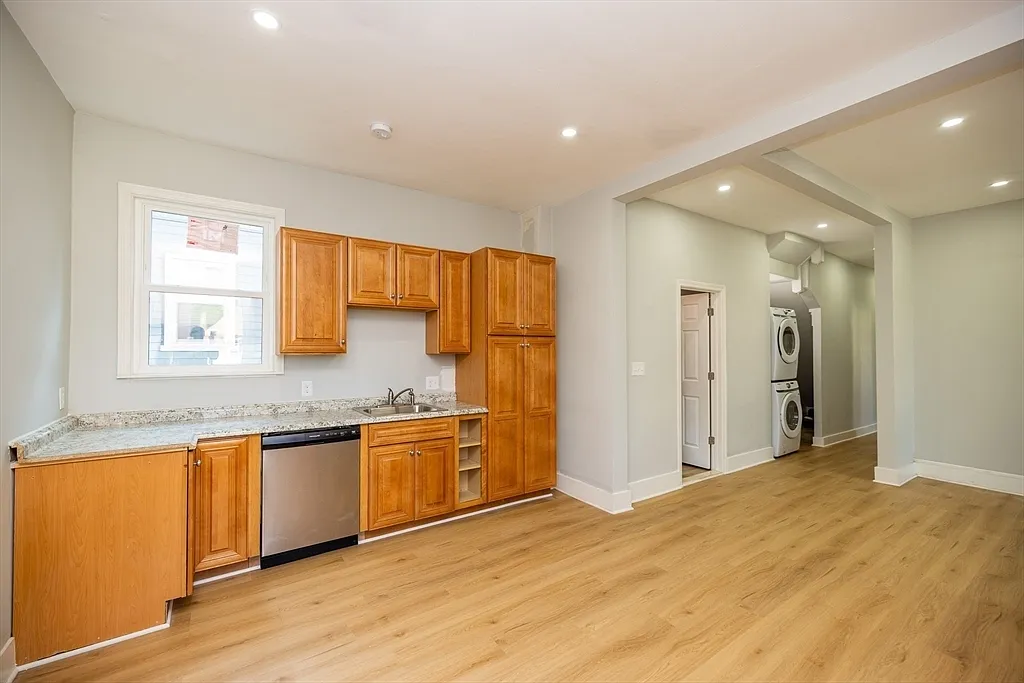3 bed, 1200 sqft, $3,700 — Photo 2