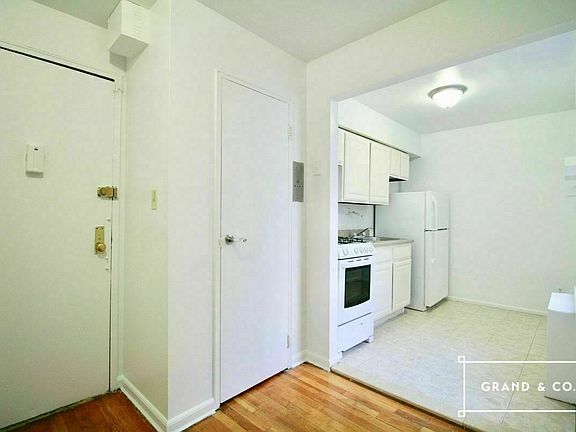 3rd image of 393 Hewes St APT 4a