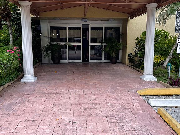 3rd image of 17890 W Dixie Hwy APT 716
