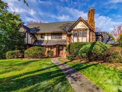 11 Gateway Drive, Great Neck, NY, 11021