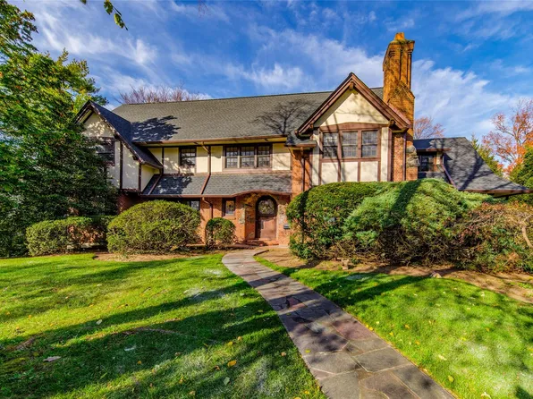 11 Gateway Drive, Great Neck, NY 11021