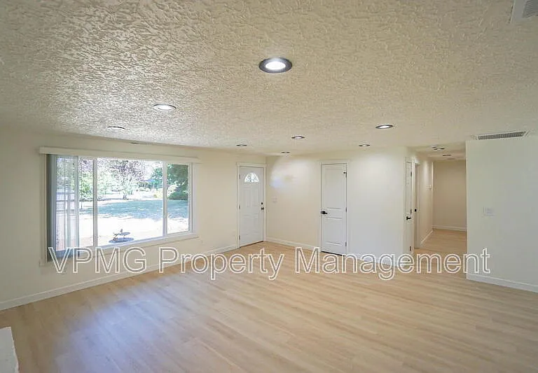 19505 NE 11th St — Photo 8