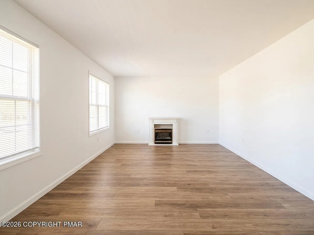 4 bed, 2.0 bath, 2392 sqft, $2,600 — Photo 3