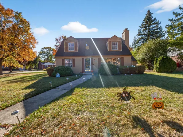 28025 Sunset Blvd W, Lathrup Village, MI 48076