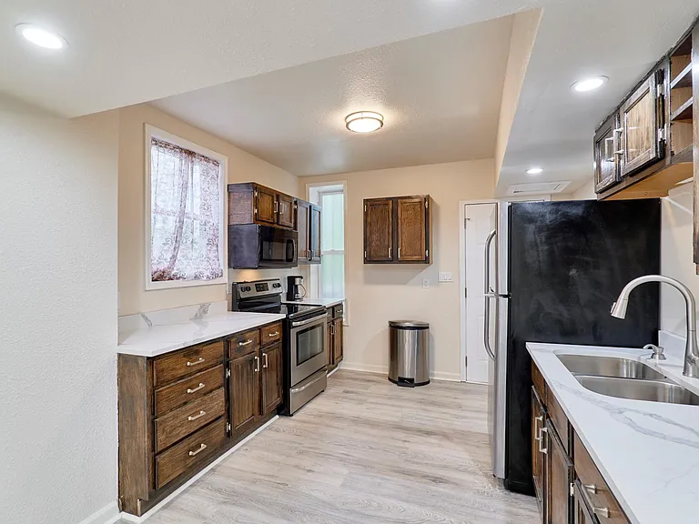 1421 N Park Pl — Photo 14