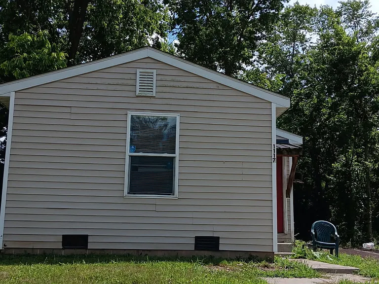 1117 W Roache St — Photo 1