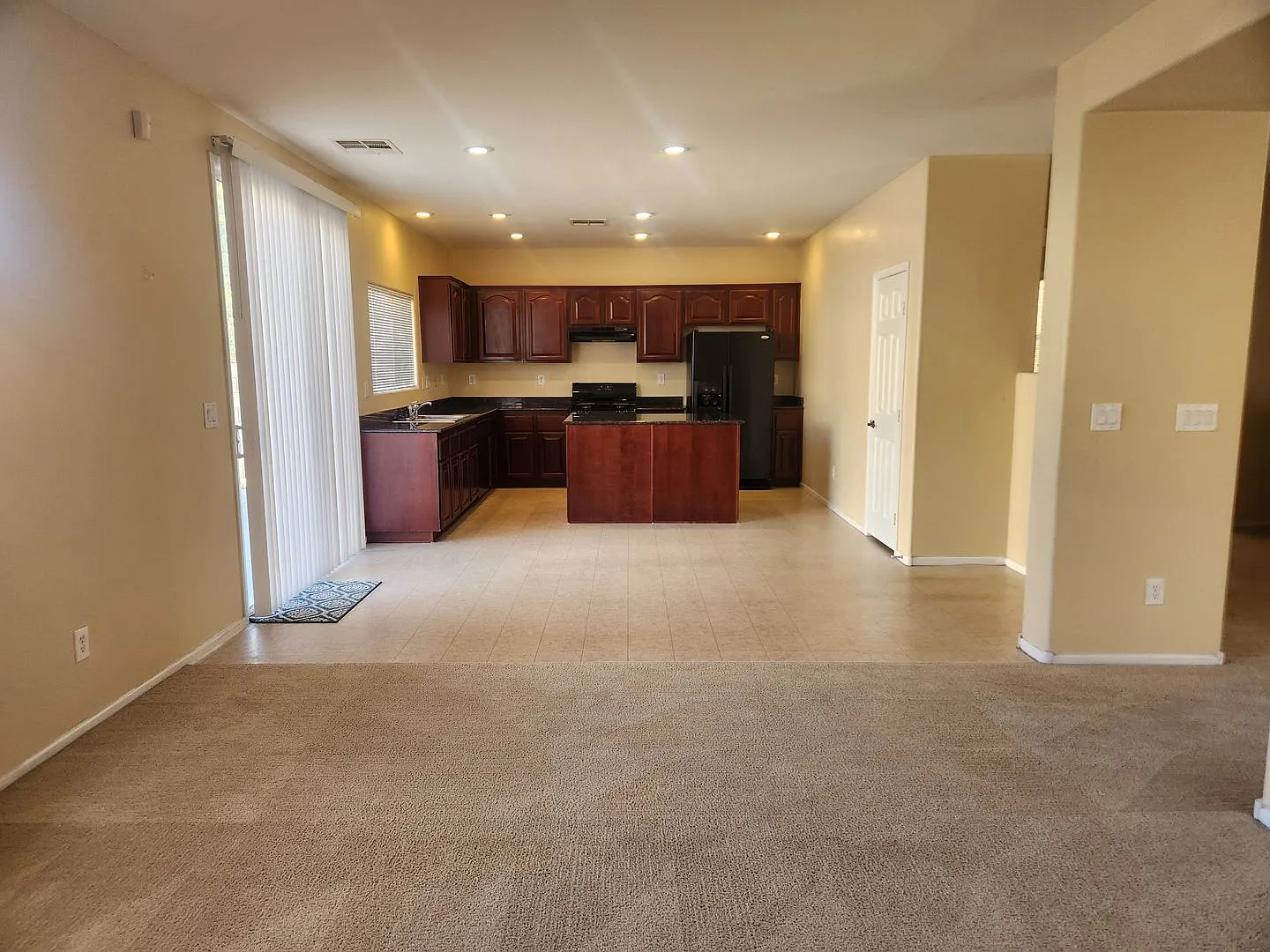Spacious 4 bedroom home in North Las Vegas — Photo 3