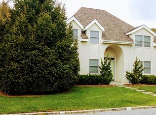 545 Hampton Rd APT 21, Southampton, NY 11968