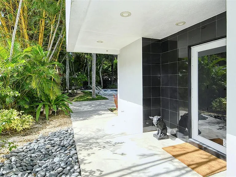 213 N Washington Dr — Photo 71