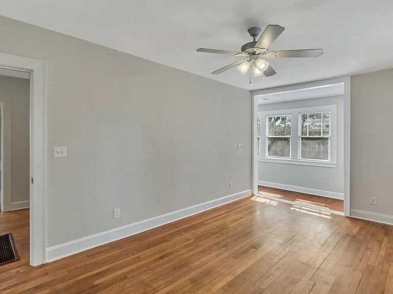 916 E 35th St — Photo 16