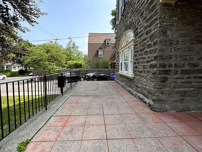 144 W Washington Ln #1F — Photo 9