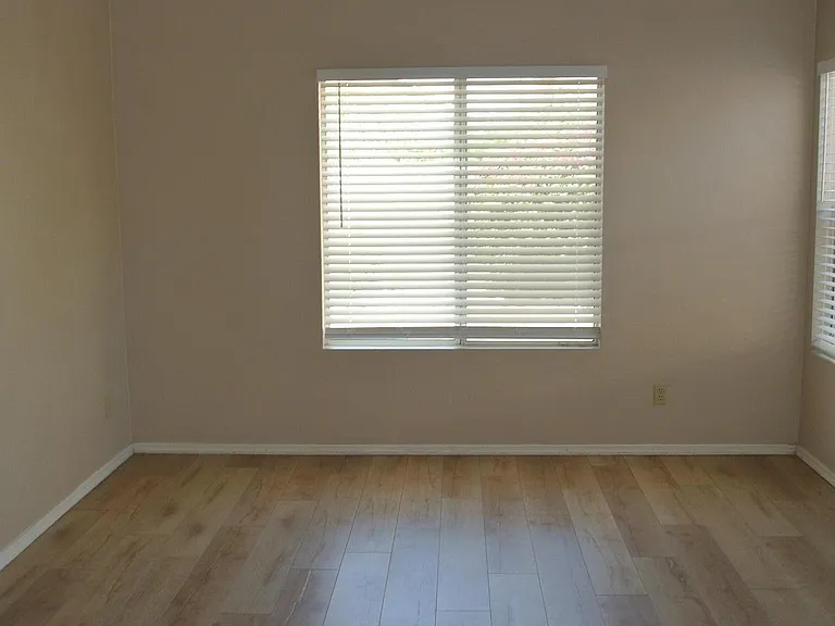 6814 W Louise Dr — Photo 8