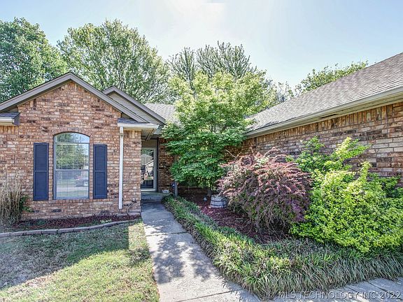 3rd image of 13661 S Oak Pl