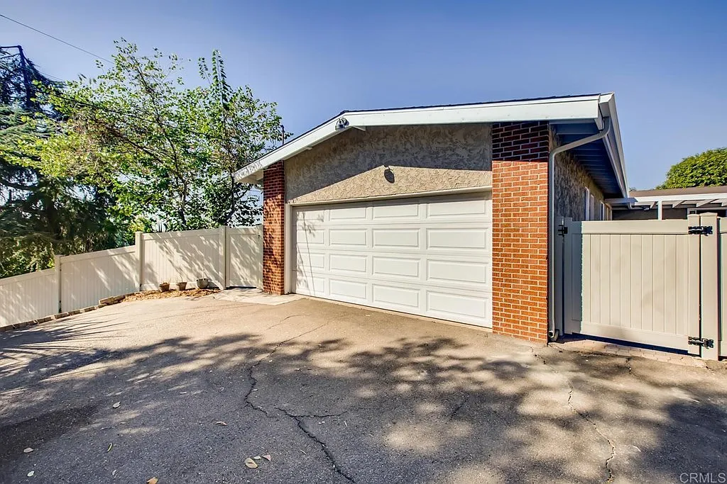 3 bed, 2084 sqft, $4,499 — Photo 3