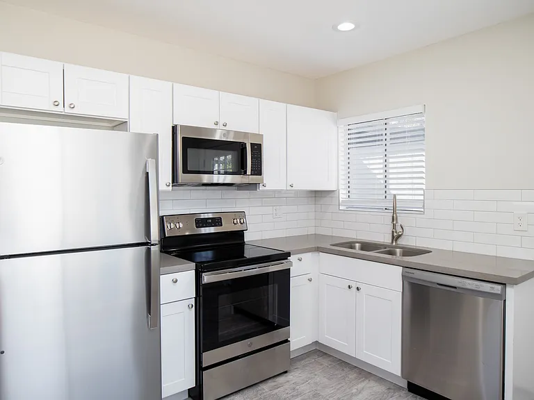 2122 W Augusta Ave #7 — Photo 5