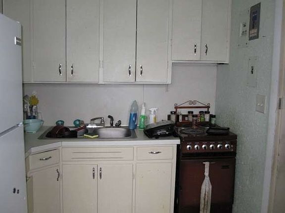 4th image of 1418 W 5th St