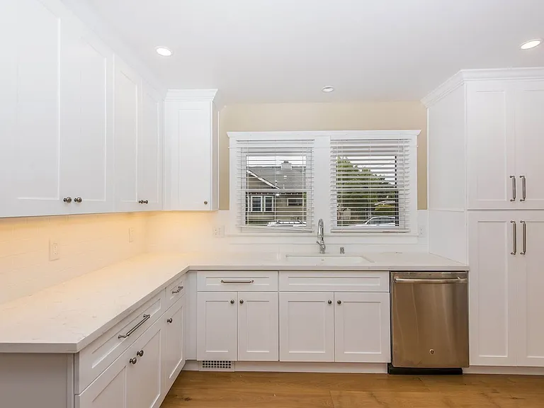 306 N Shaffer St — Photo 10