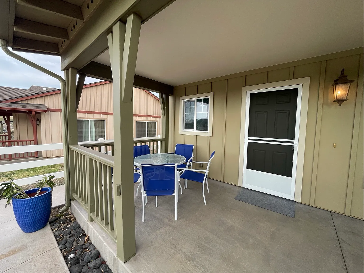 3 bed, 2.5 bath, 1300 sqft, $4,188 — Photo 2
