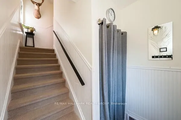473 Clarence St E — Photo 8