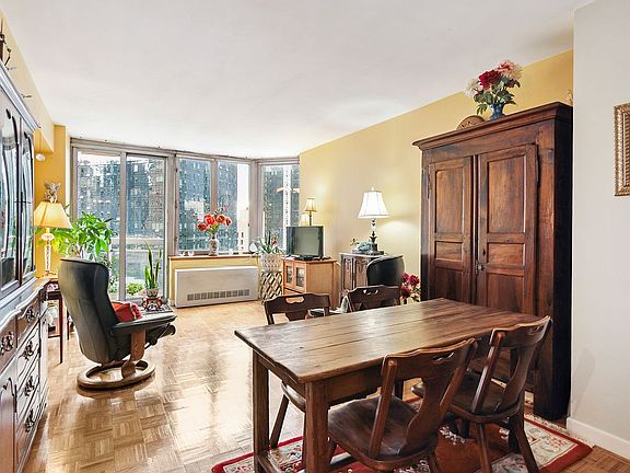 4th image of 500 W 43rd St APT 16C