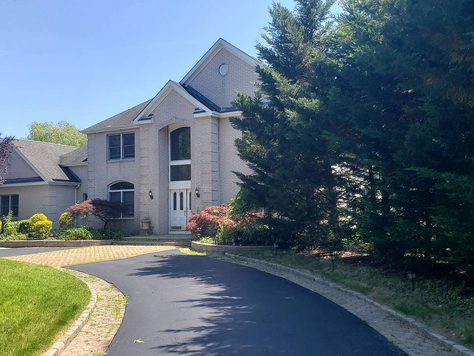 1st image of 98 Stillwell Ln