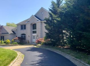 98 Stillwell Ln, Woodbury, NY 11797