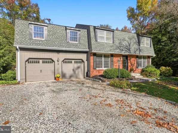 6 Robin Hood Dr, Medford, NJ 08055