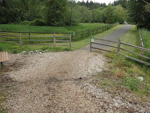 Community hiking trails!  Walk along the lake!!