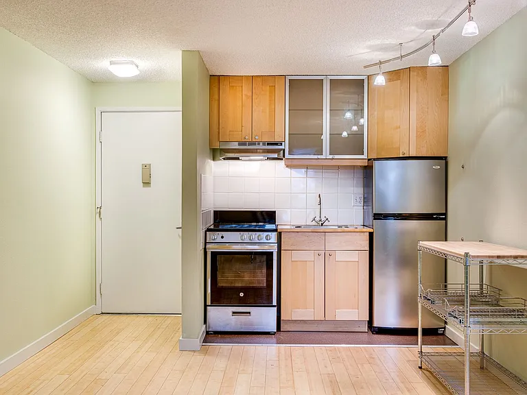 11 SW Curry St — Photo 3