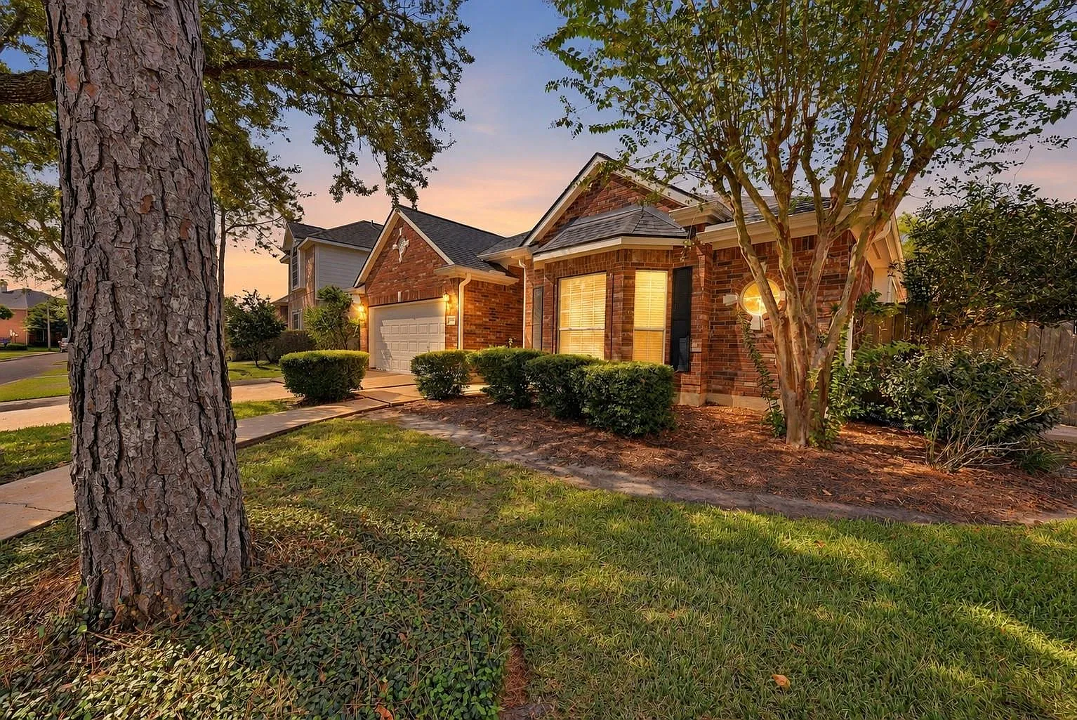 3 bed, 2.0 bath, 2203 sqft, $3,000 — Photo 2