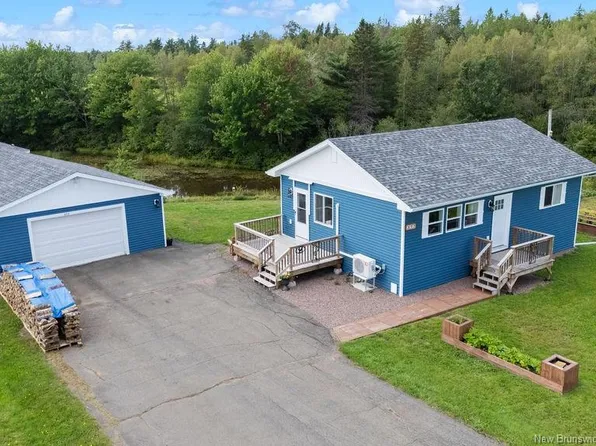 377 Aboujagane Rd, Beaubassin East, NB E4P 5M1
