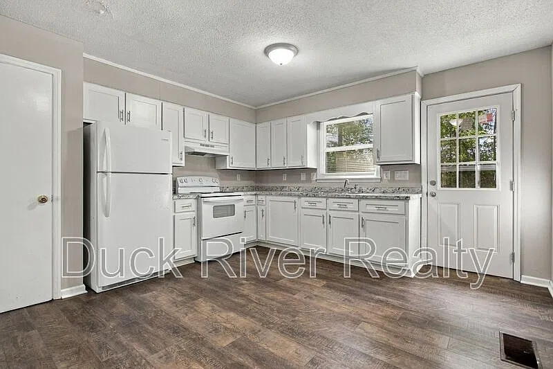 2 bed, 1.0 bath, 900 sqft, $1,295 — Photo 3