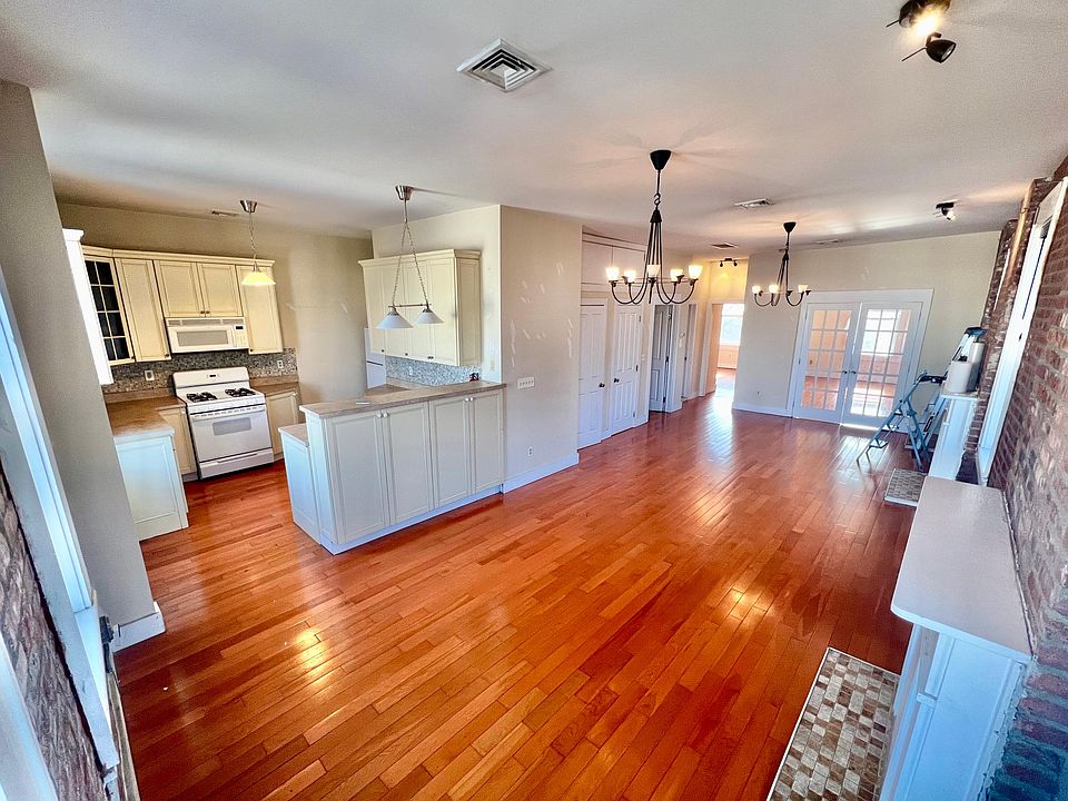 1st image of 782 Richmond Ter Floor 2