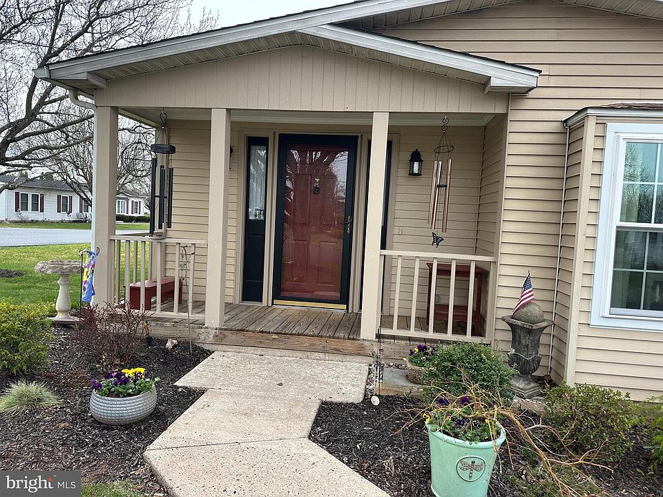 1st image of 11 Oakplace Ct W