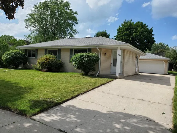 1920 Deerfield DRIVE, West Bend, WI 53090