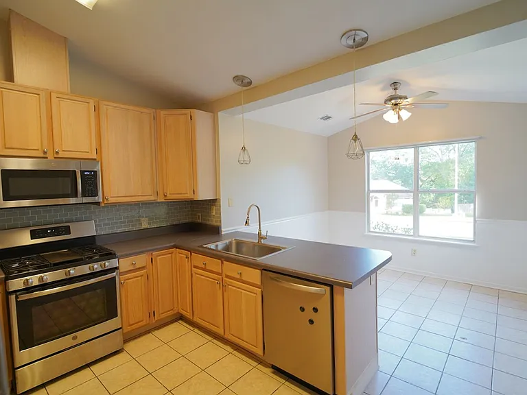 1908 Wagon Wheel Cir E — Photo 4