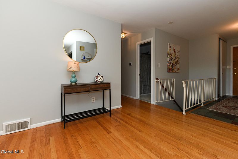 4th image of 109 Fairlawn Avenue