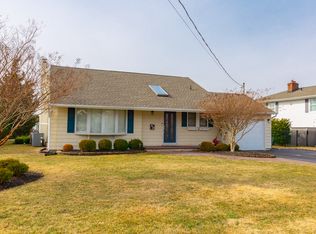 28 Secatogue Ln E, West Islip, NY