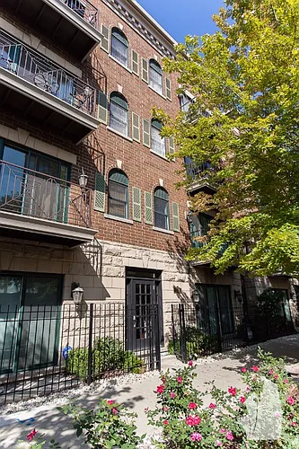 1148 W Roscoe St Photo 1