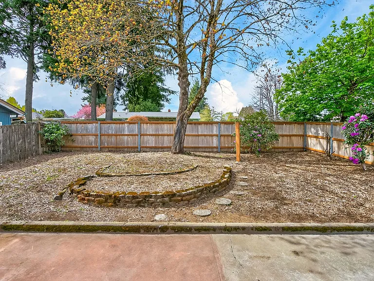 345 NW Norman Ave — Photo 29