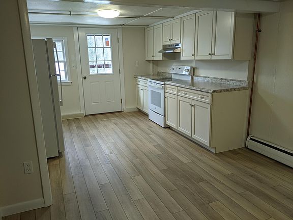 Kitchen. Brand new appliances.