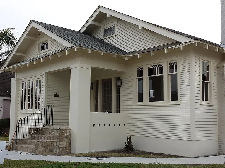 4040 Clermont Dr — Photo 1