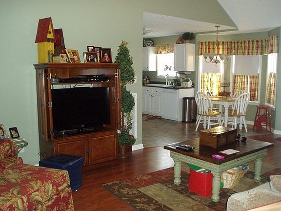 5th image of 934 Angelica St