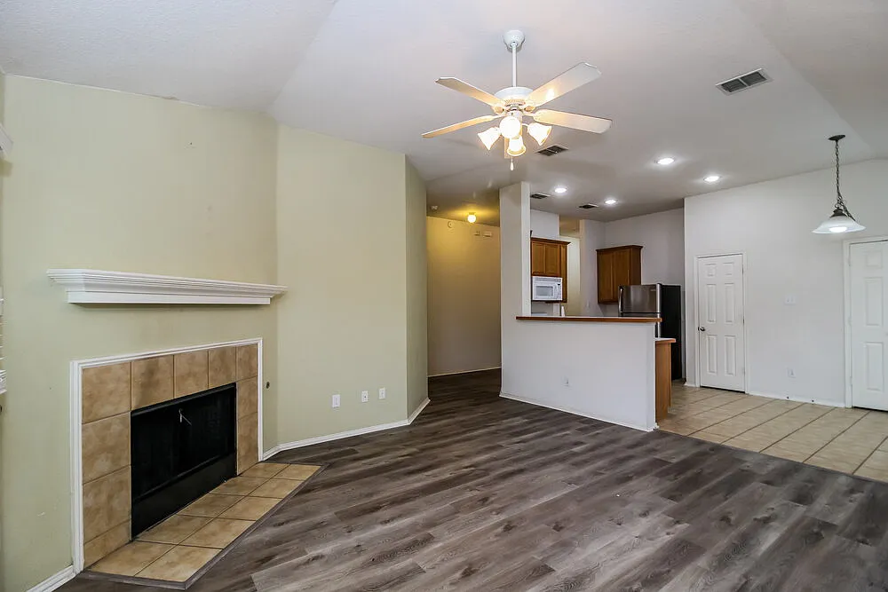 3 bed, 2.0 bath, 1423 sqft, $2,065 — Photo 4