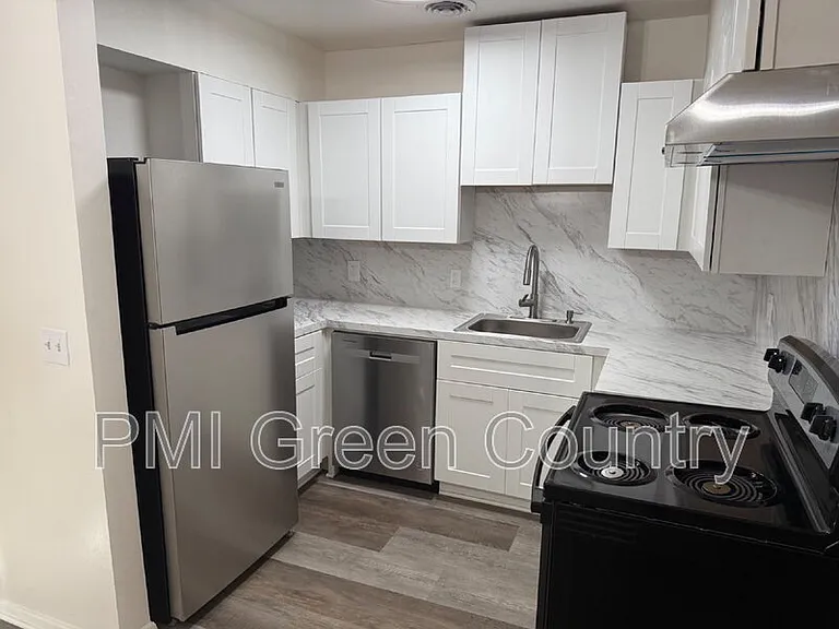 4704 S Darlington Ave #D6 — Photo 6