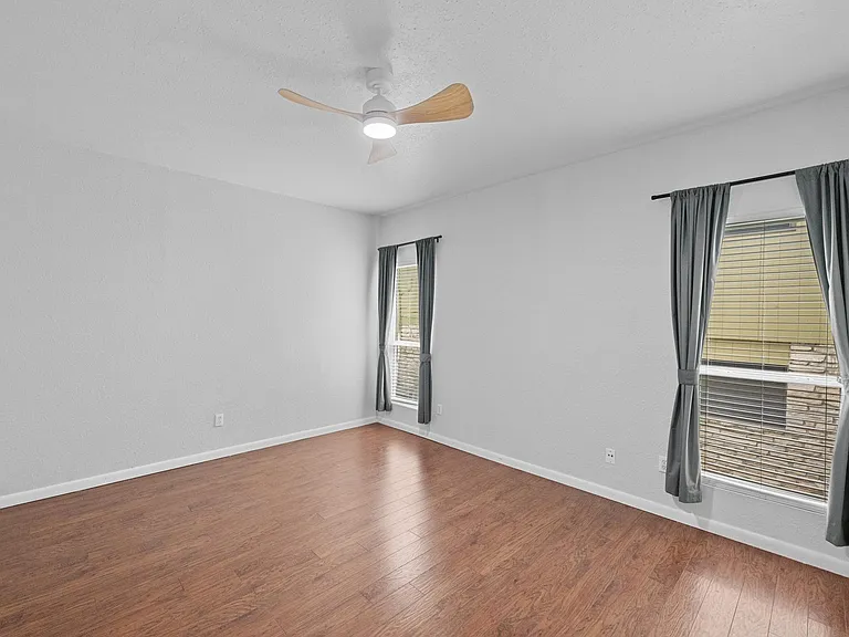 1509 W 39th 1/2 St #108 — Photo 12